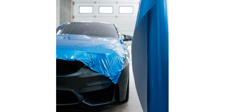 Czym jest car wrapping i na czym polega oklejanie samochodów folią?