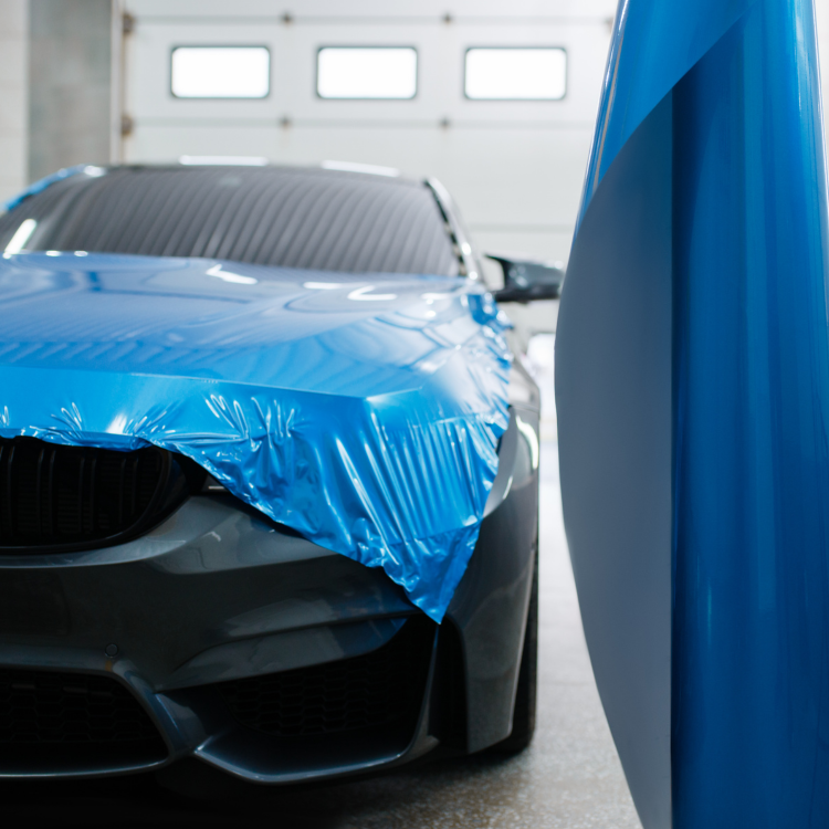 Czym jest car wrapping i na czym polega oklejanie samochodów folią?